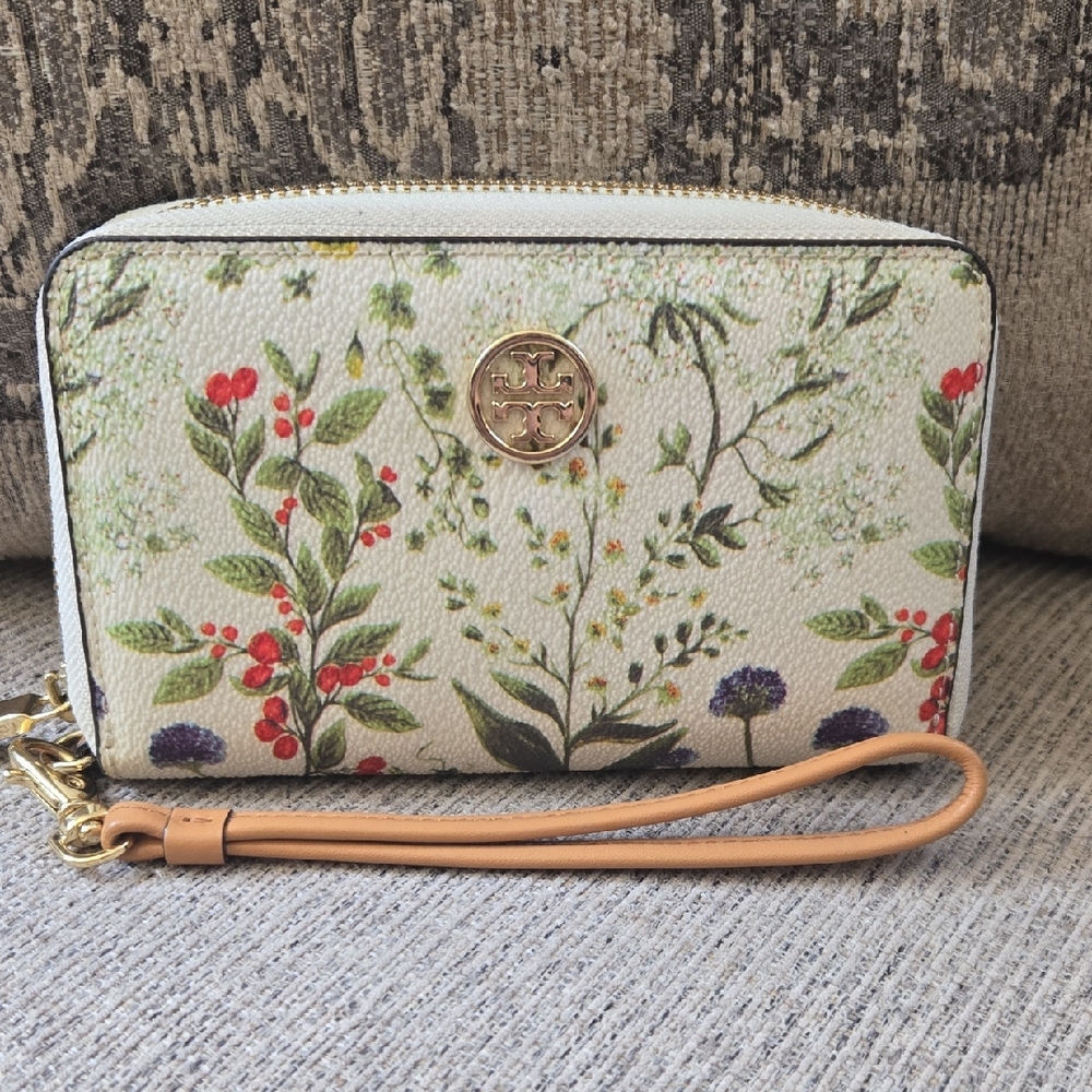 Tory Burch Wallet with Wristlet and Structured Design
